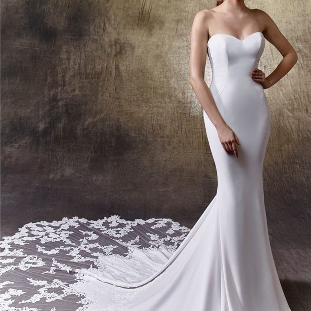 Elegant White Strapless Wedding Dress